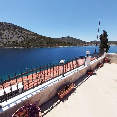 Apartments Carmen Vinišće Екстериор снимка