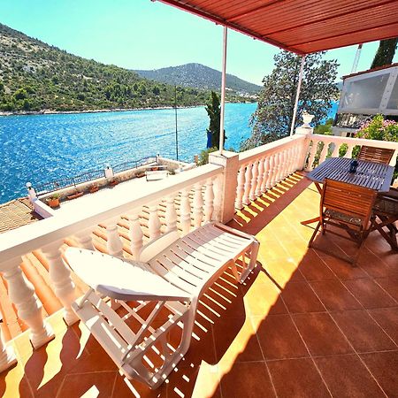 Apartments Carmen Vinišće Екстериор снимка