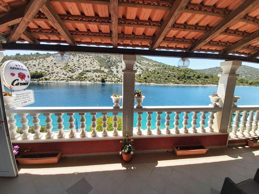 Apartments Carmen Vinišće Екстериор снимка