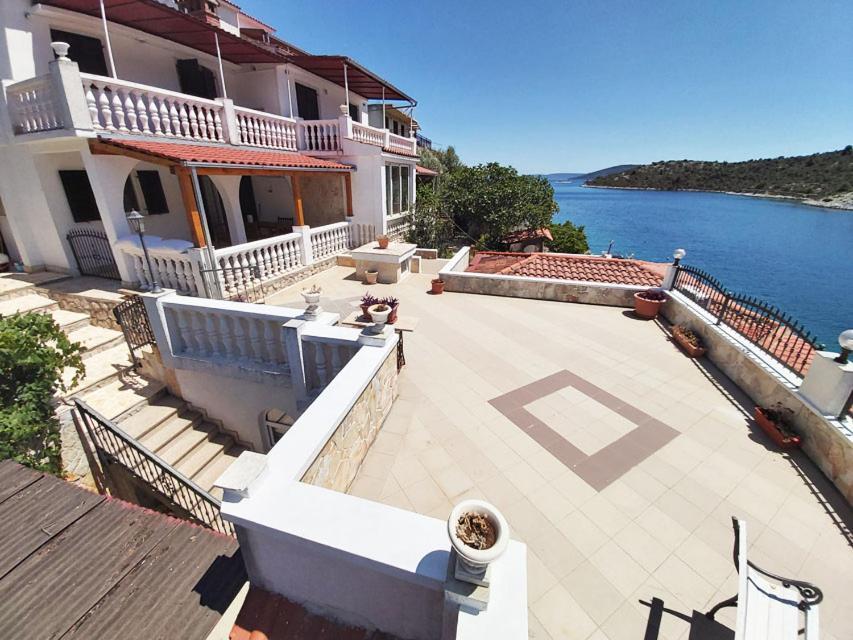 Apartments Carmen Vinišće Екстериор снимка