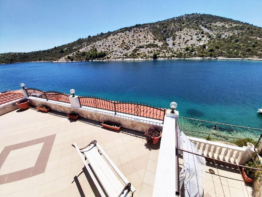 Apartments Carmen Vinišće Екстериор снимка