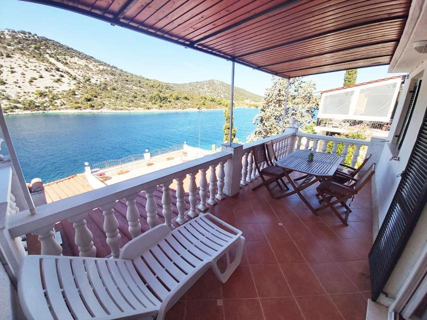Apartments Carmen Vinišće Екстериор снимка