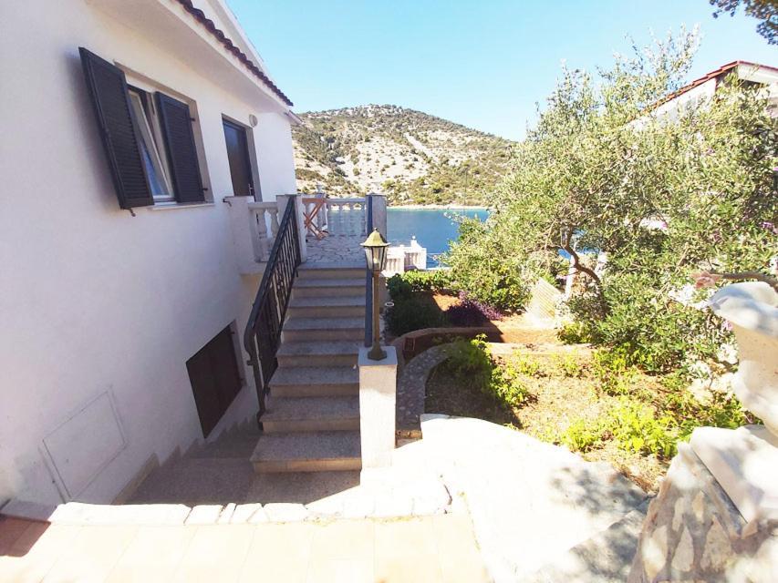 Apartments Carmen Vinišće Екстериор снимка