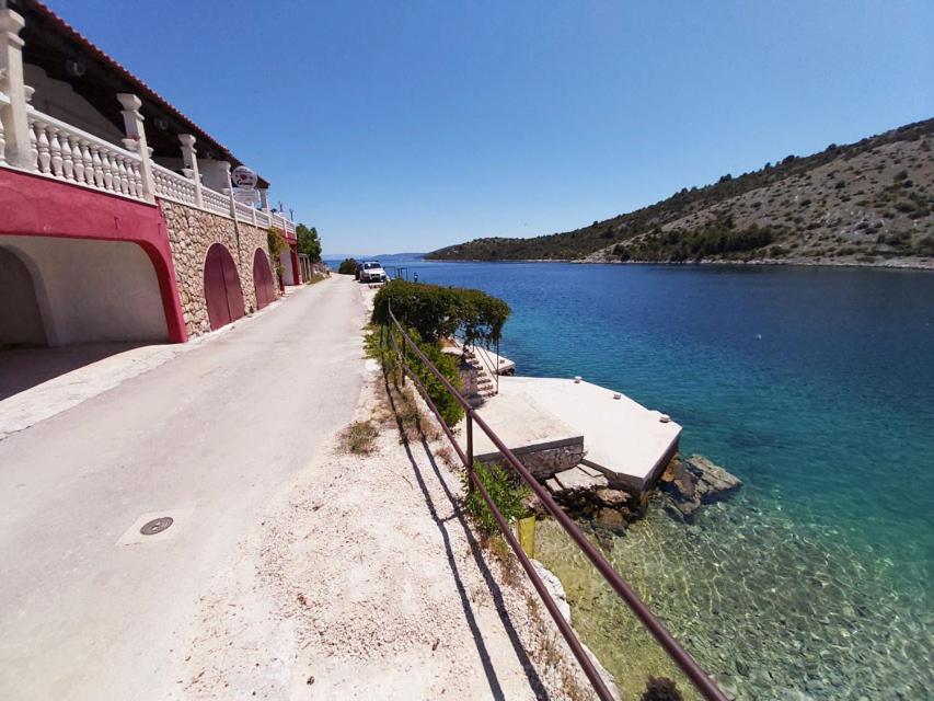 Apartments Carmen Vinišće Екстериор снимка
