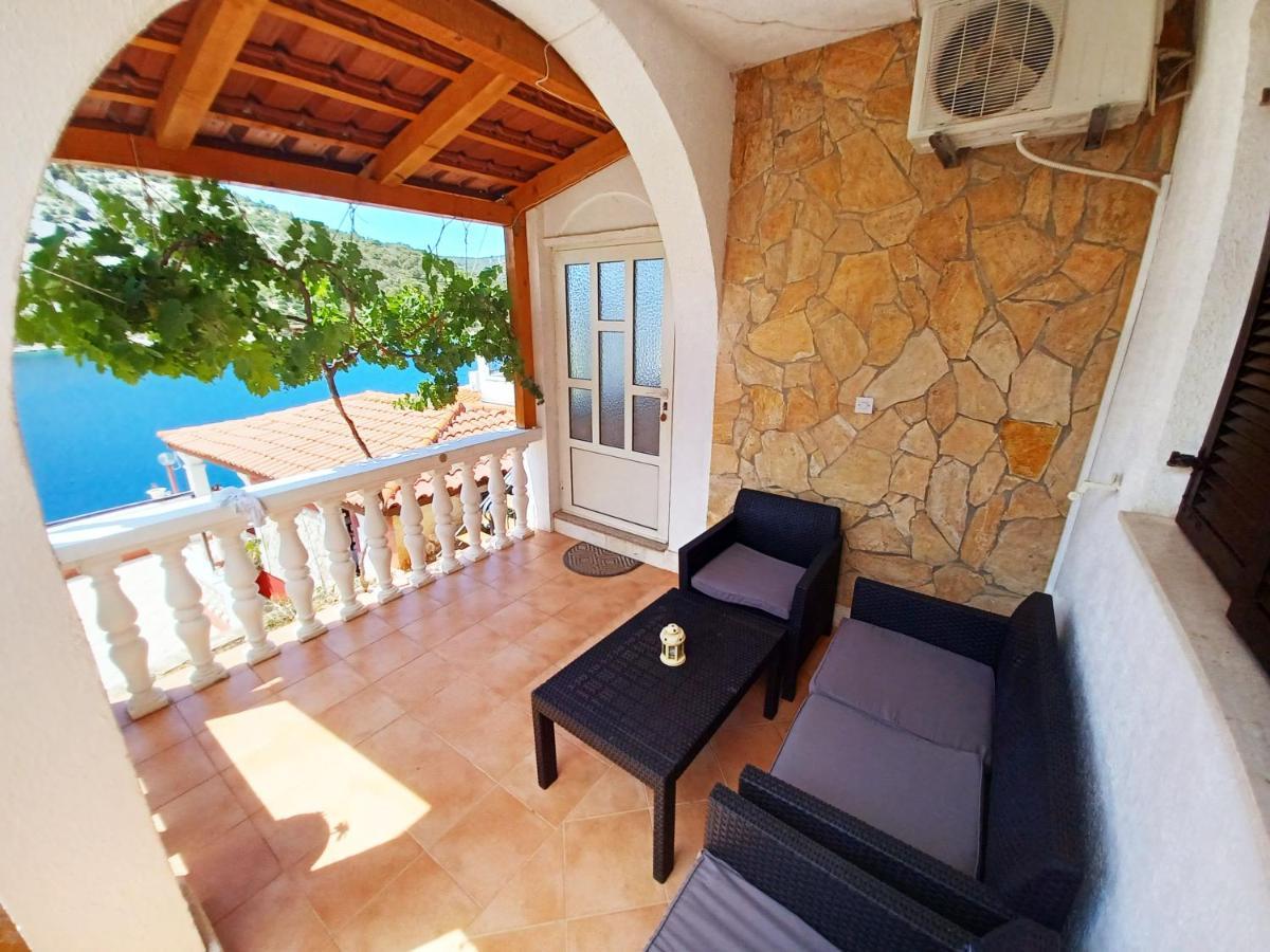 Apartments Carmen Vinišće Екстериор снимка