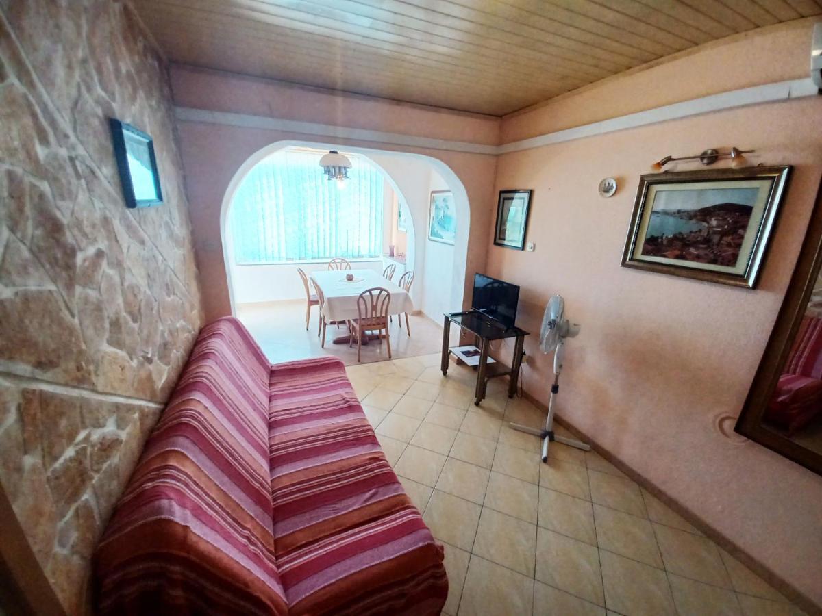 Apartments Carmen Vinišće Екстериор снимка