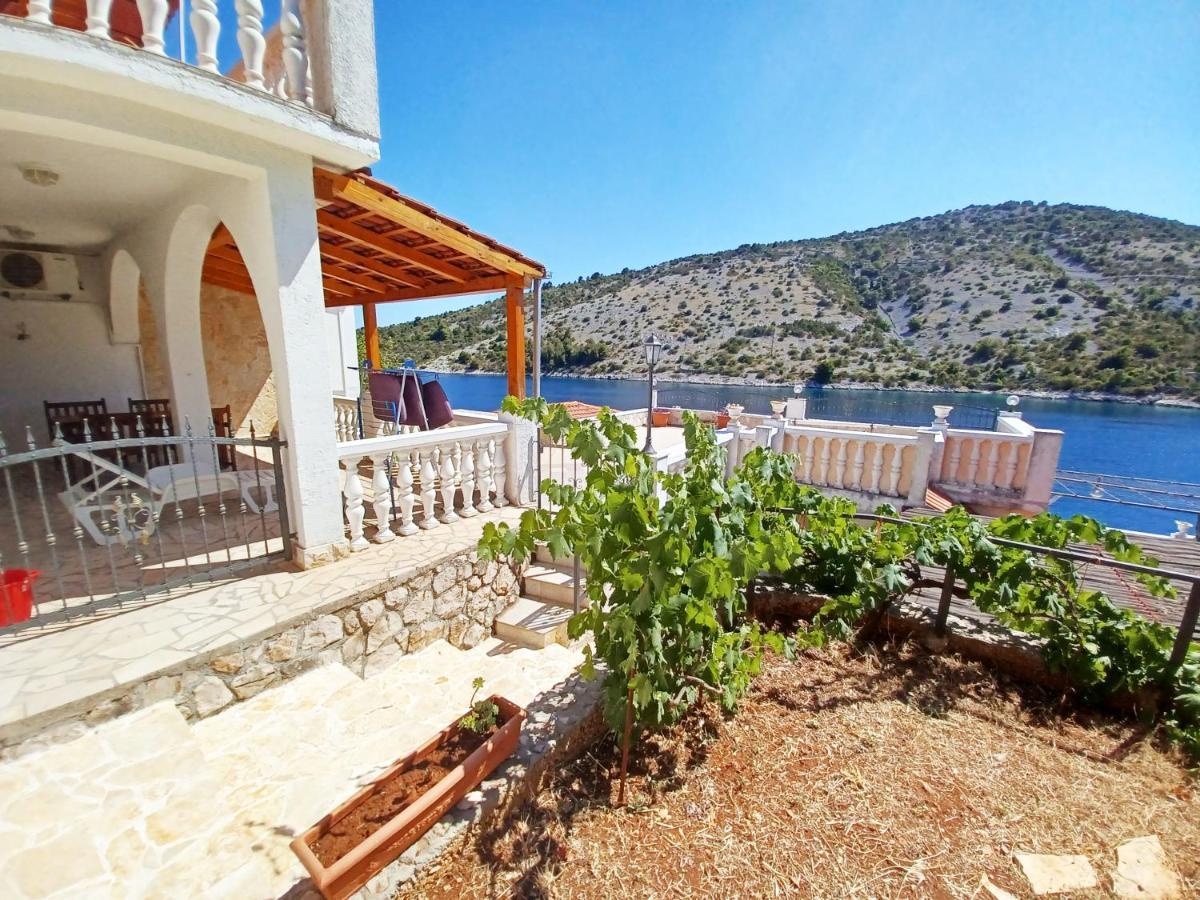 Apartments Carmen Vinišće Екстериор снимка