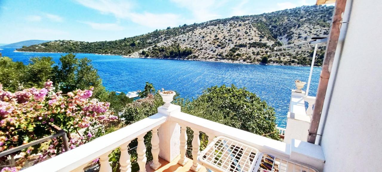 Apartments Carmen Vinišće Екстериор снимка