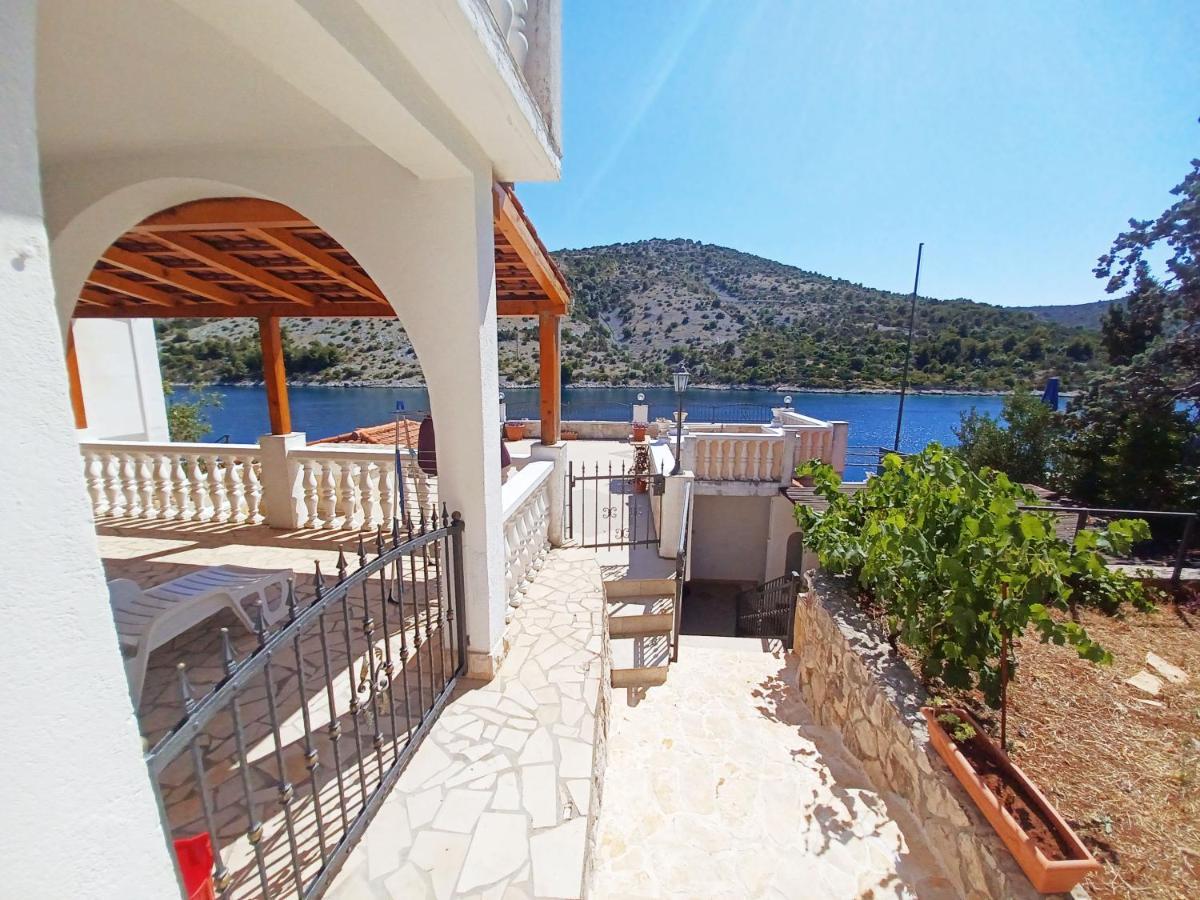 Apartments Carmen Vinišće Екстериор снимка
