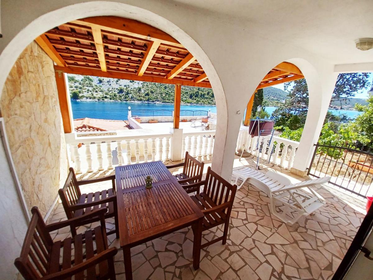 Apartments Carmen Vinišće Екстериор снимка