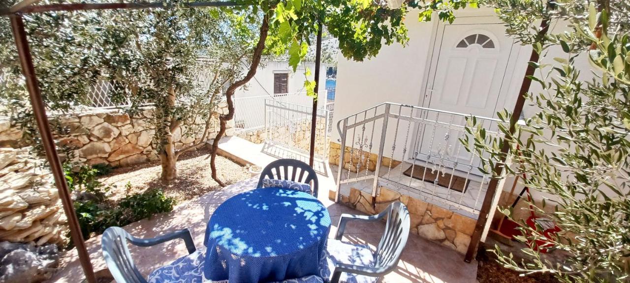 Apartments Carmen Vinišće Екстериор снимка