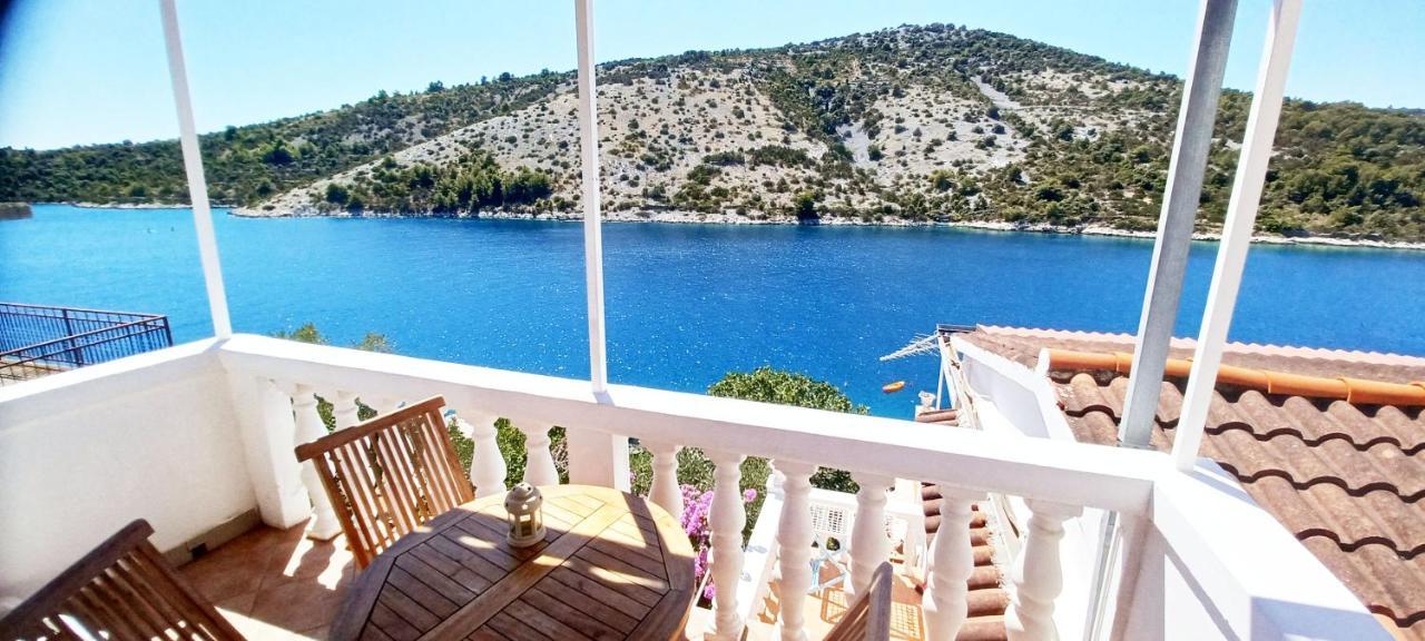 Apartments Carmen Vinišće Екстериор снимка