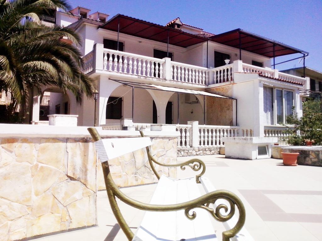 Apartments Carmen Vinišće Стая снимка