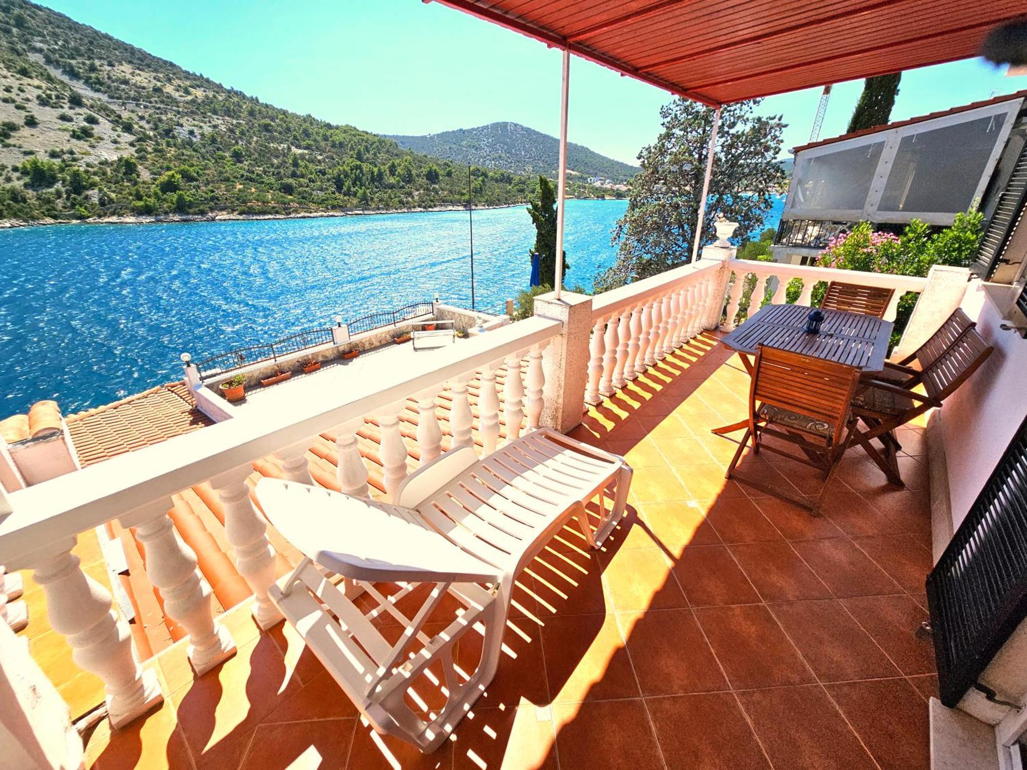 Apartments Carmen Vinišće Екстериор снимка