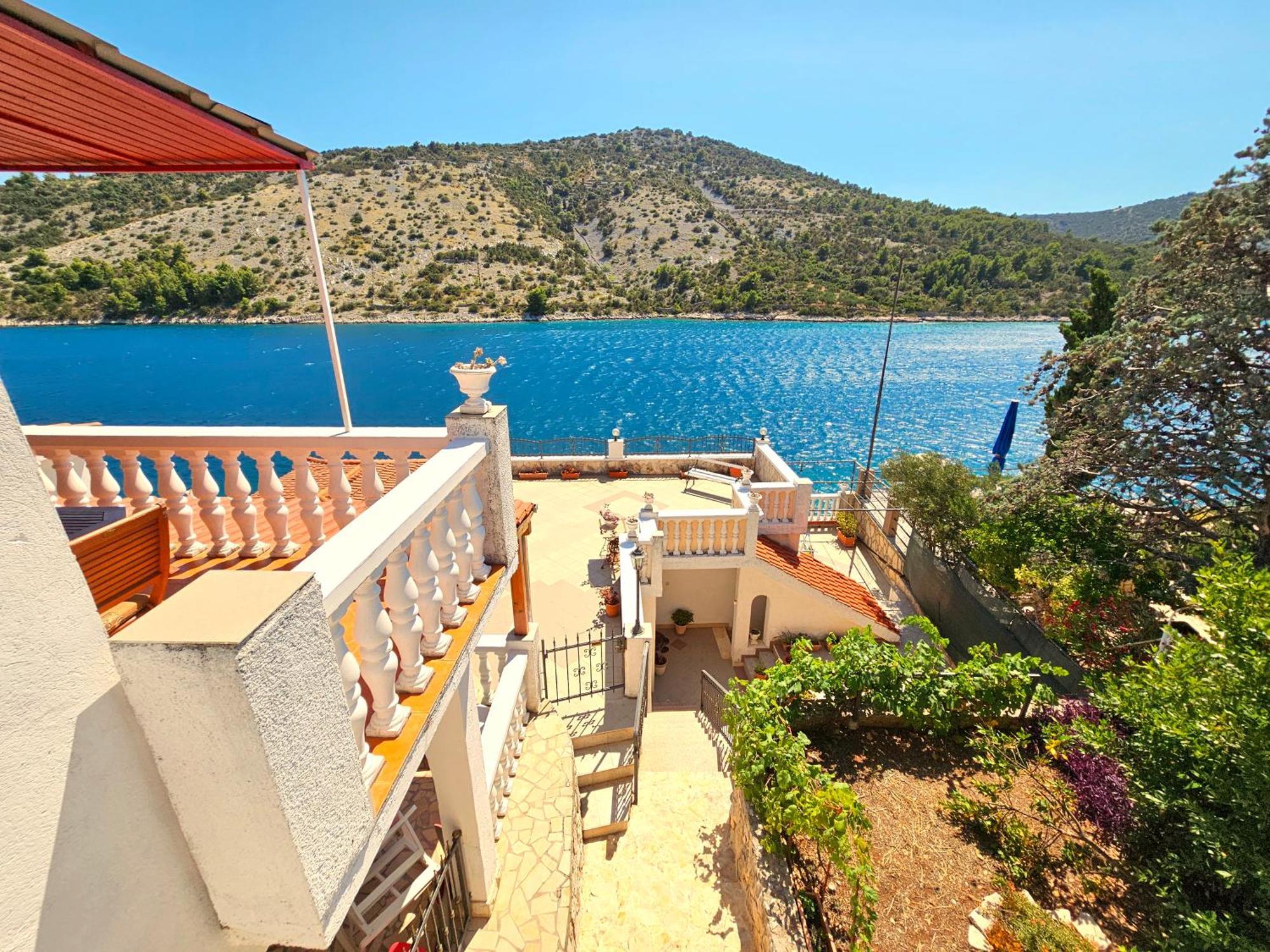 Apartments Carmen Vinišće Екстериор снимка