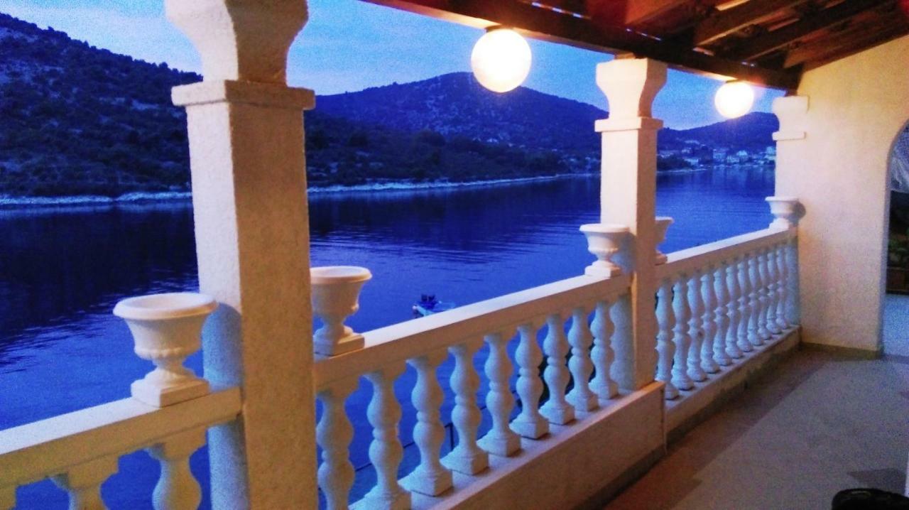 Apartments Carmen Vinišće Екстериор снимка
