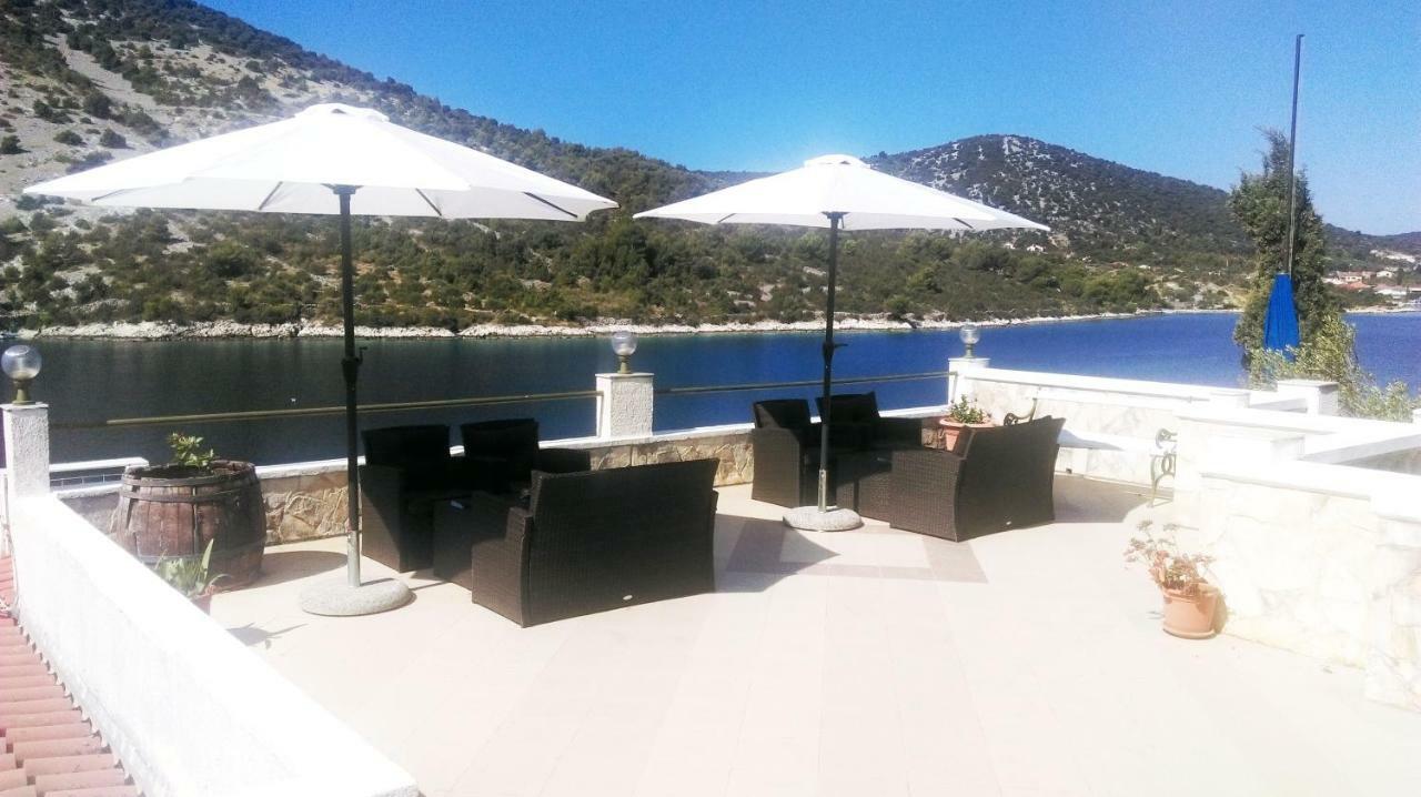 Apartments Carmen Vinišće Екстериор снимка