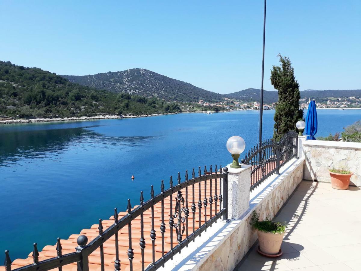 Apartments Carmen Vinišće Екстериор снимка