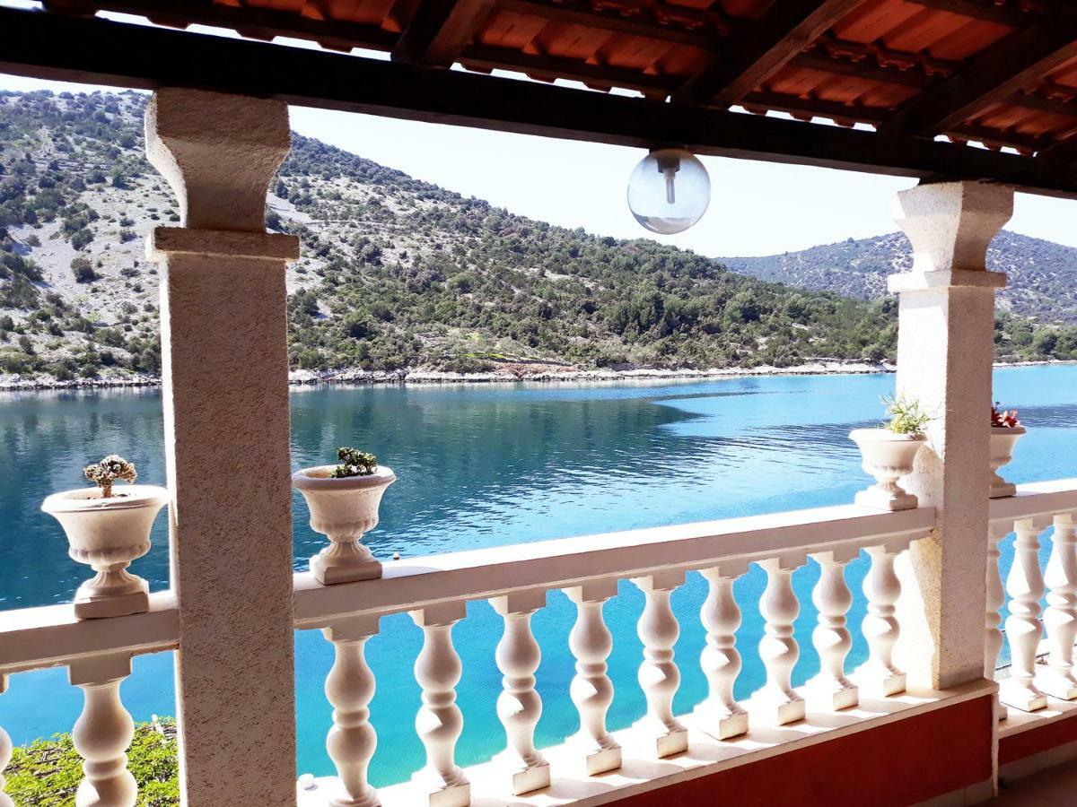 Apartments Carmen Vinišće Екстериор снимка