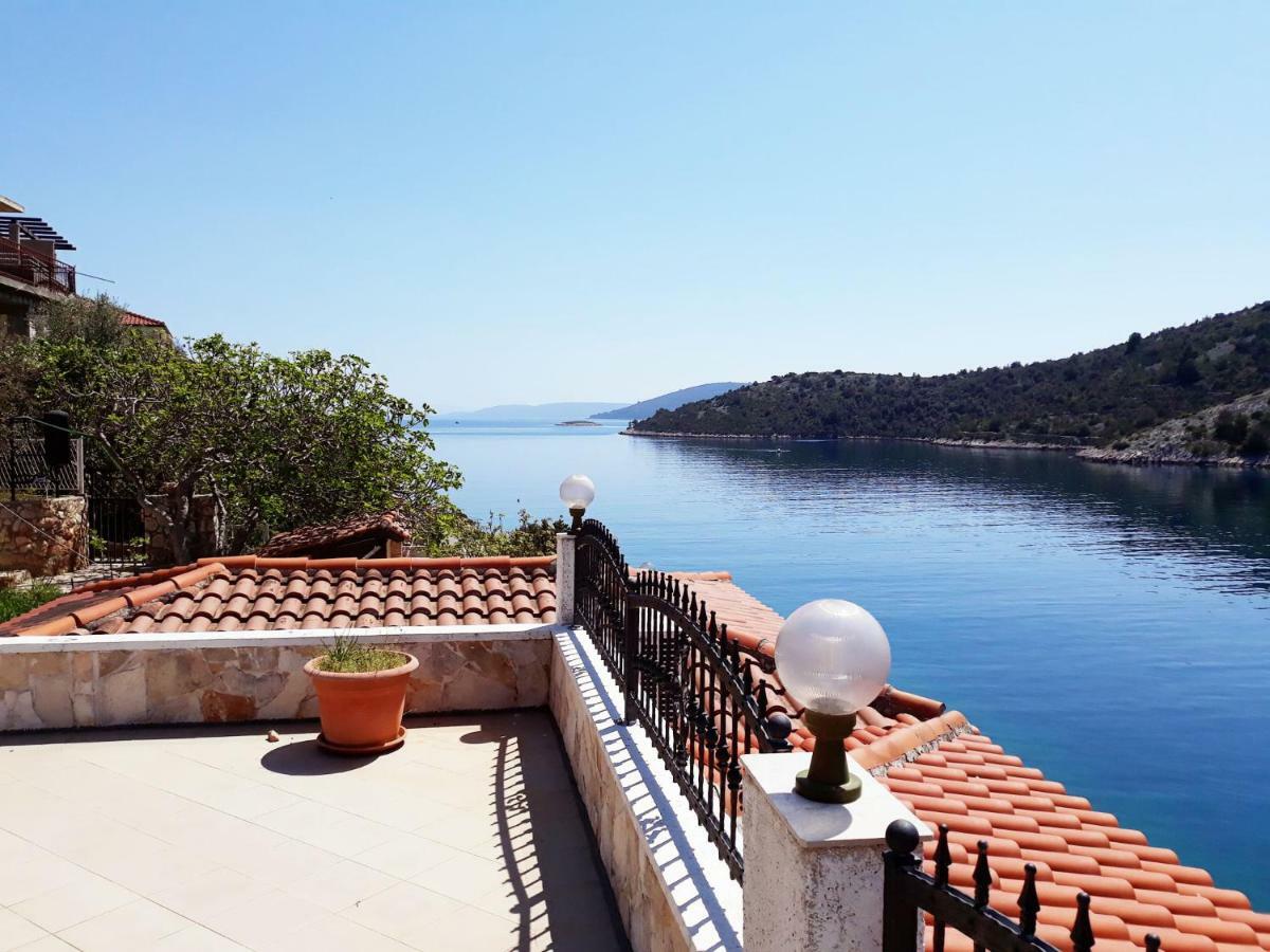Apartments Carmen Vinišće Екстериор снимка