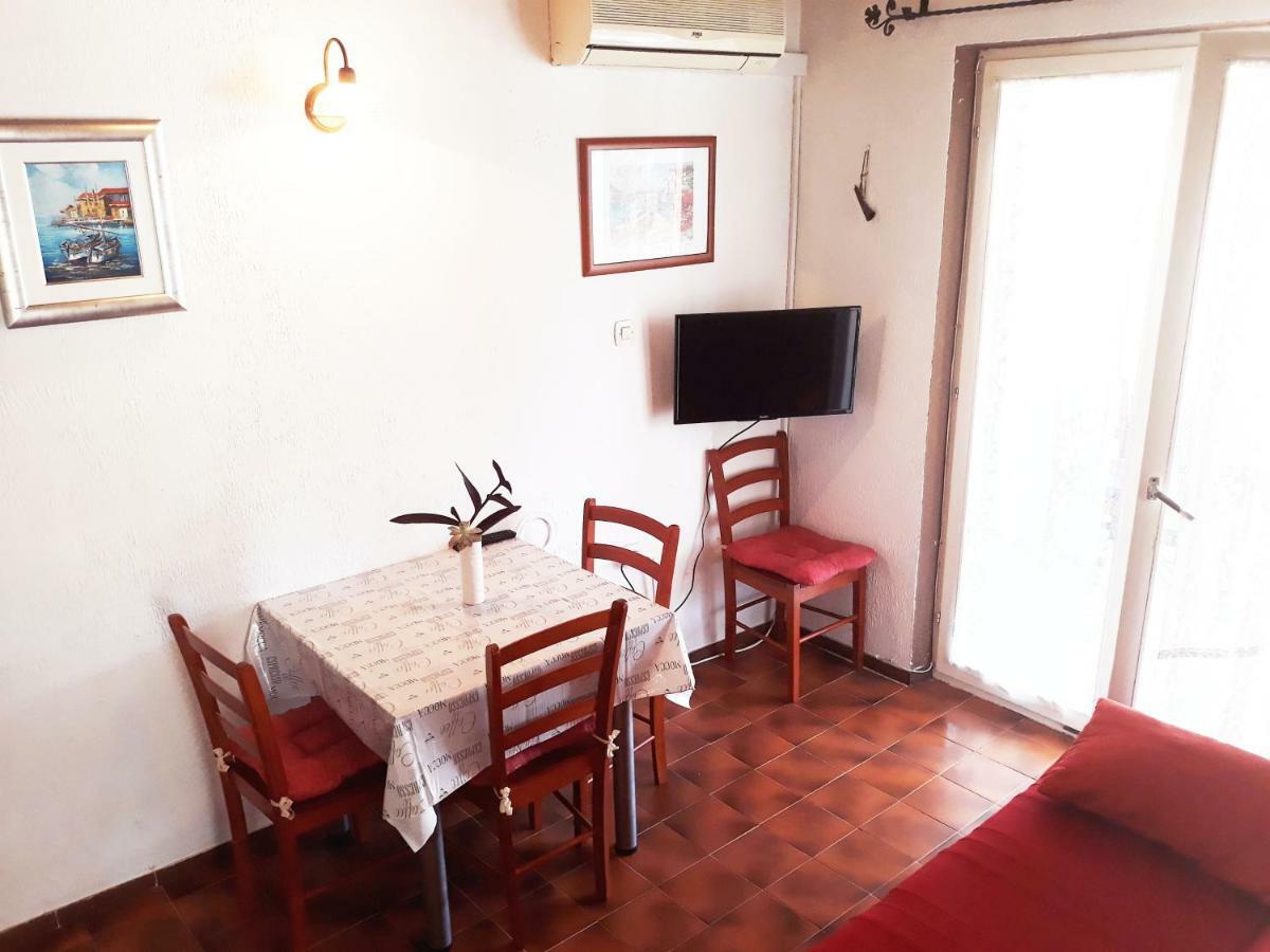 Apartments Carmen Vinišće Екстериор снимка