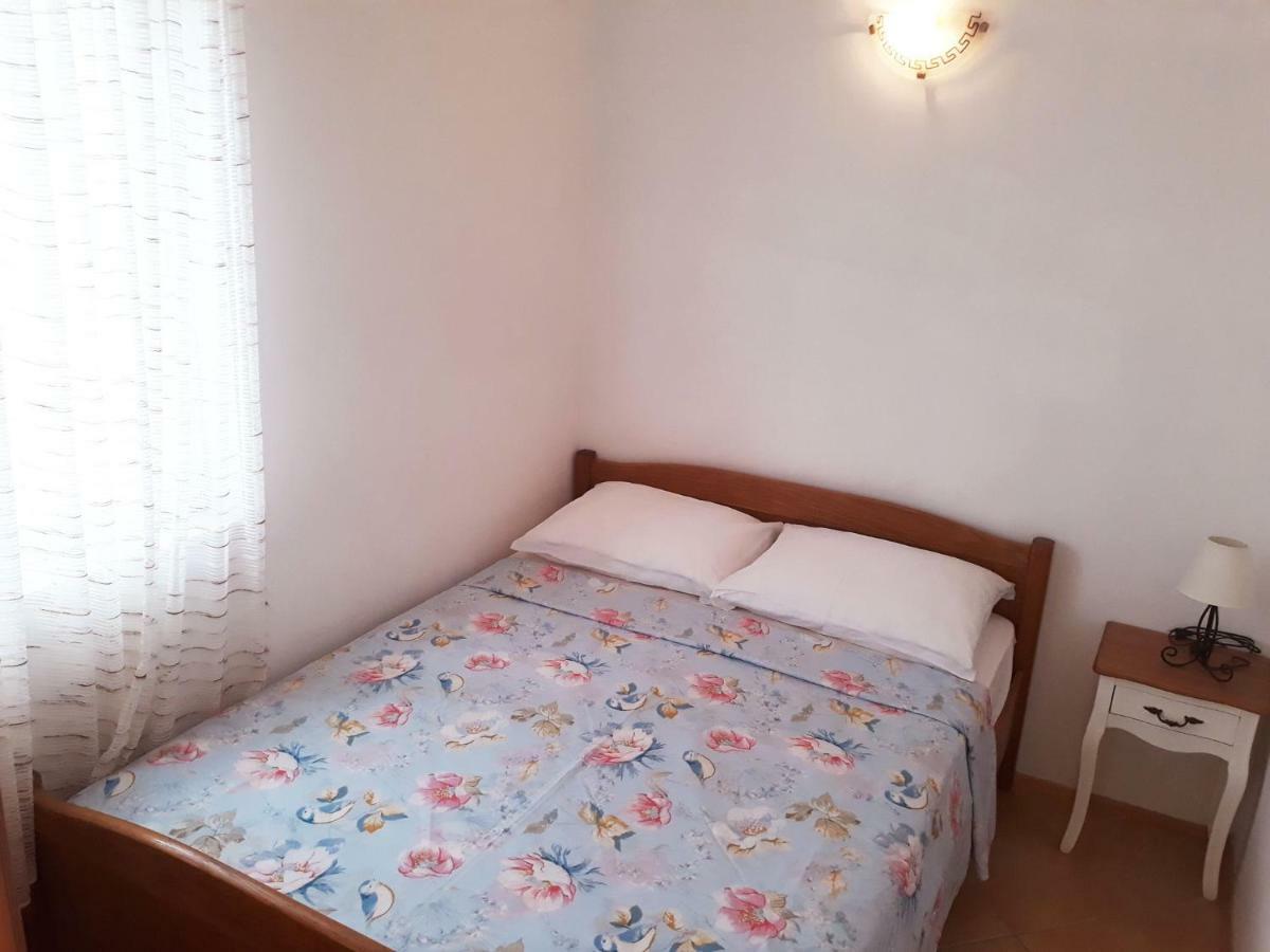 Apartments Carmen Vinišće Екстериор снимка