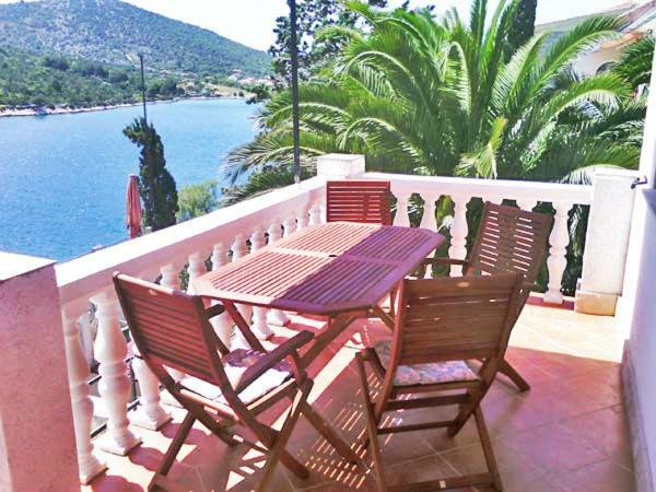 Apartments Carmen Vinišće Екстериор снимка